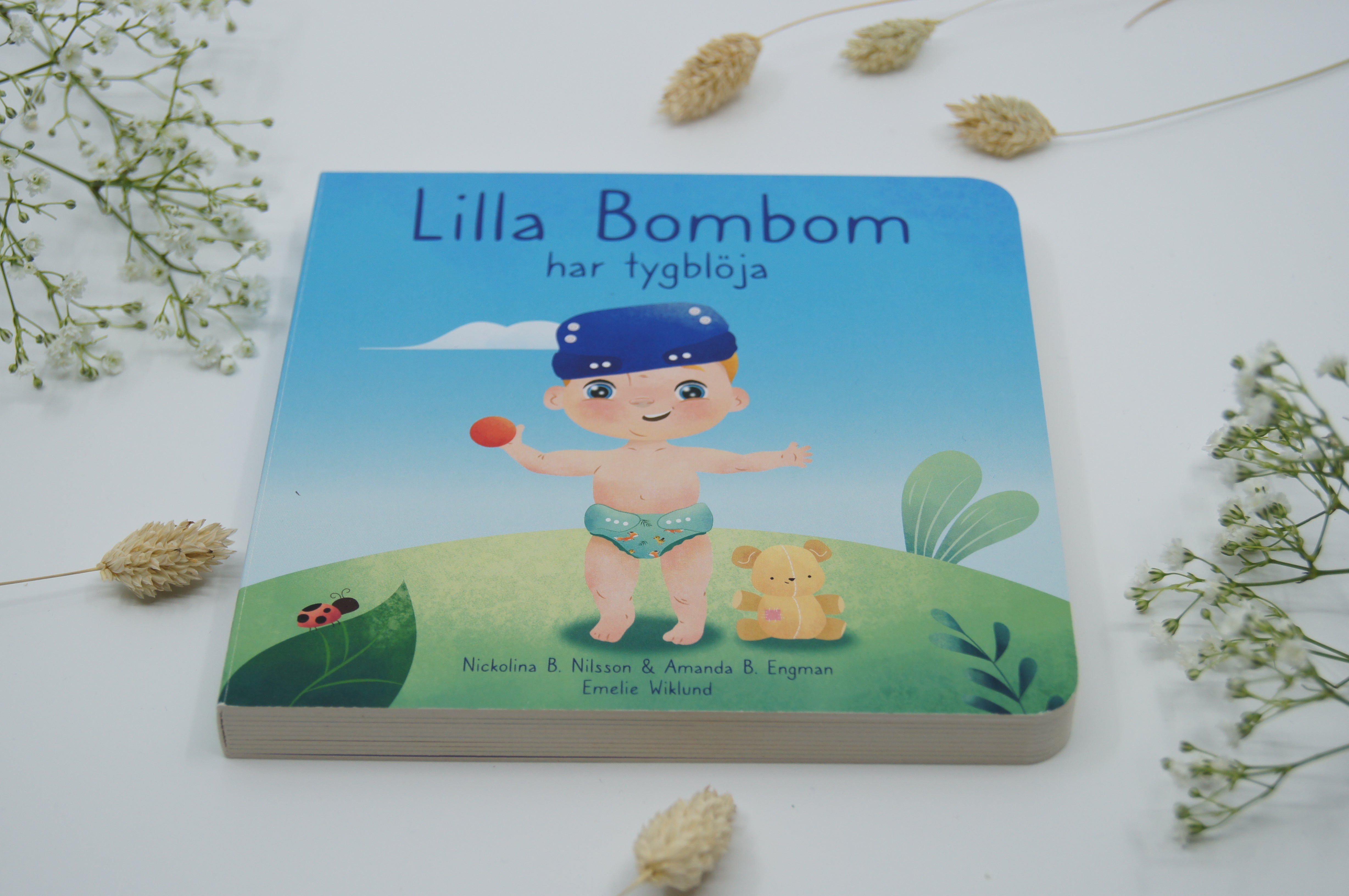 Lilla Bombom har tygblöja, barnbok, pekbok, tygblöjor, miljö, lekfullt lärande, potta, blöjor, bebis, småbarn